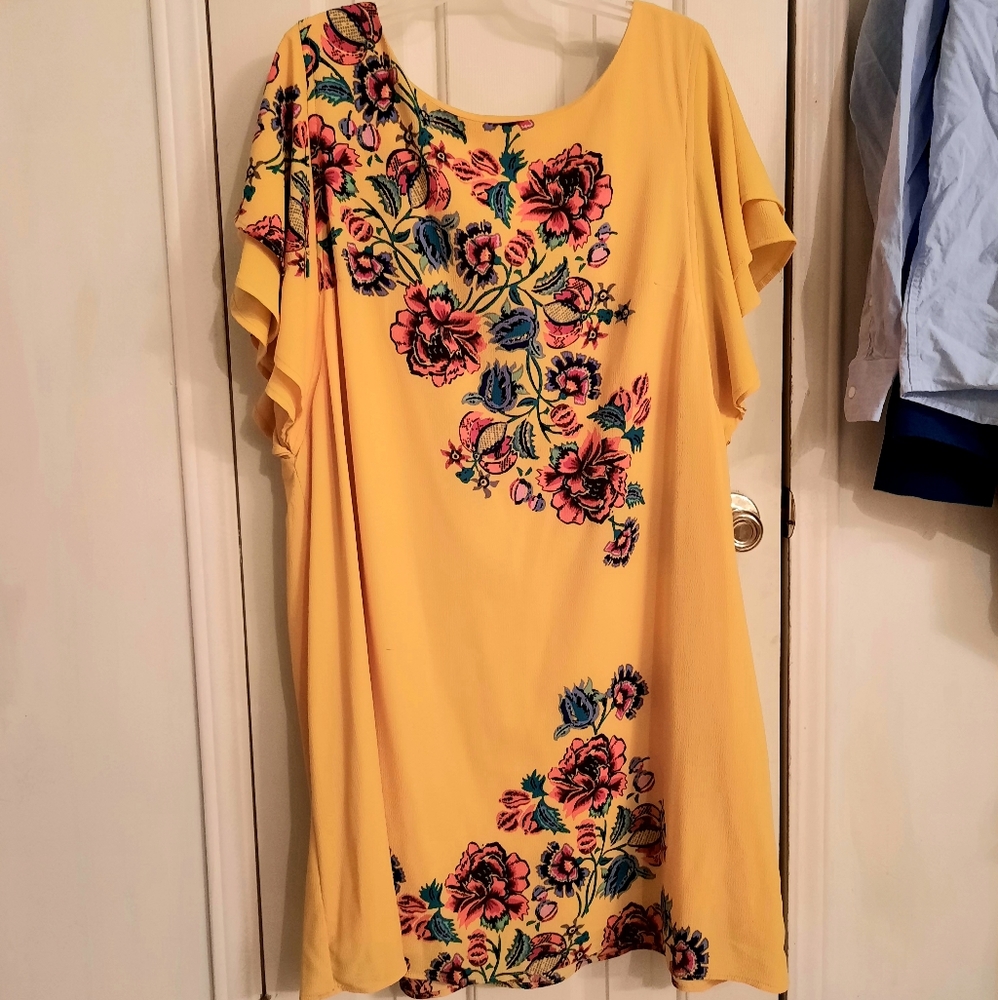 Cato's yellow dress with flowers. Size 22/24